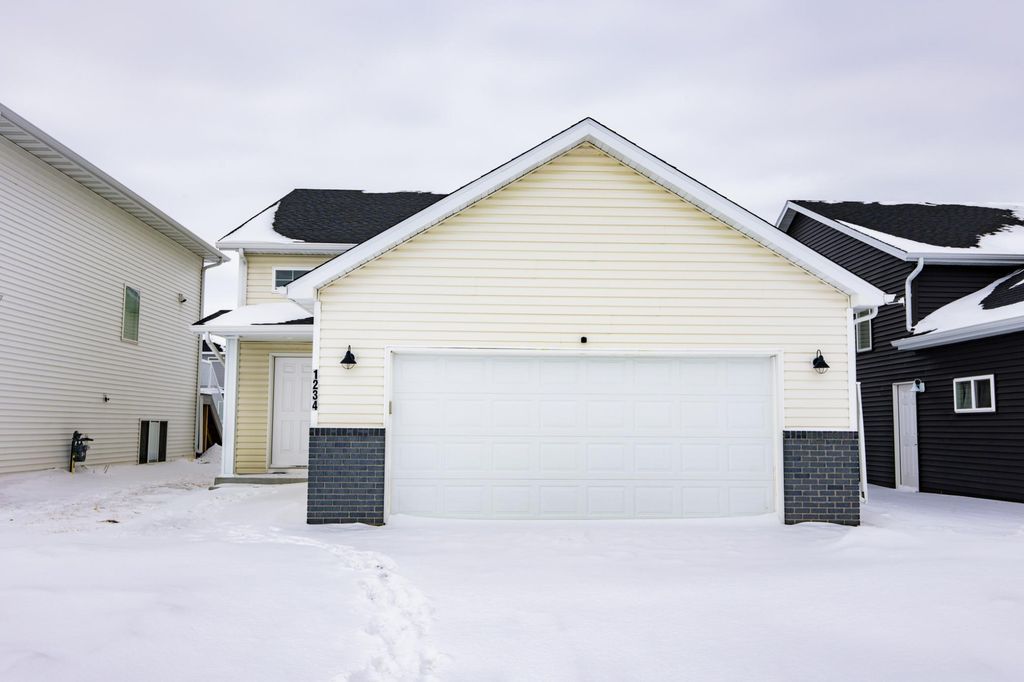 1234 27 Avenue W, West Fargo, ND 58078