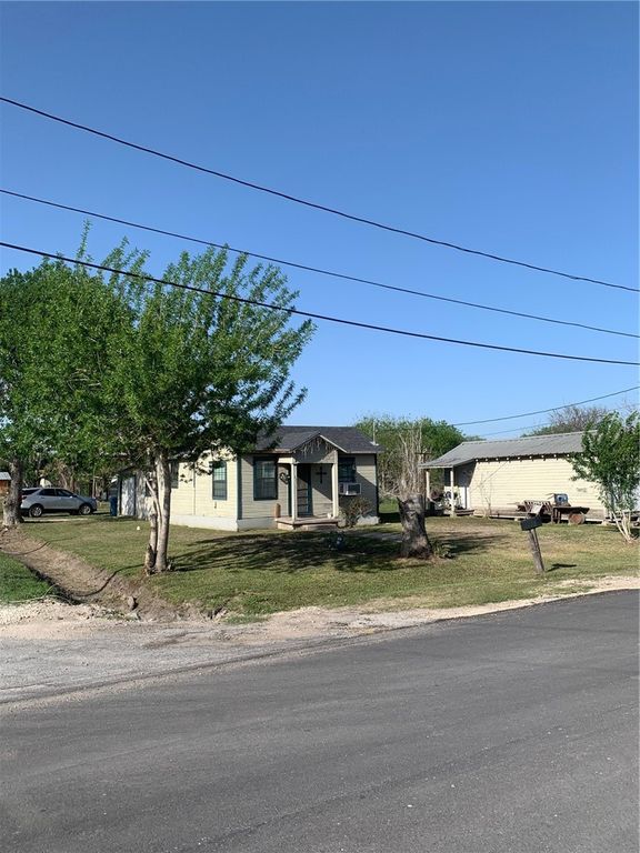 501 E Commons St, Refugio, TX 78377 — photo 2