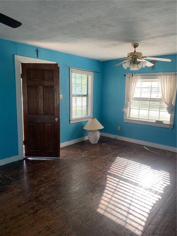 501 E Commons St, Refugio, TX 78377 — photo 3