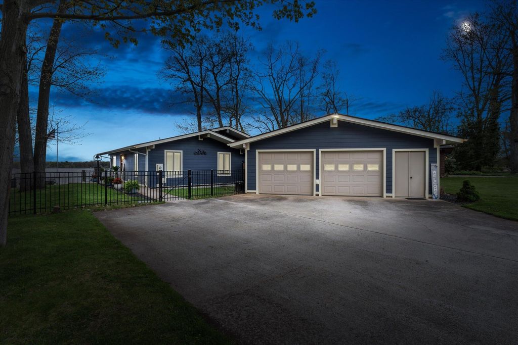 89513 Shorelane Drive, Lawton, MI 49065