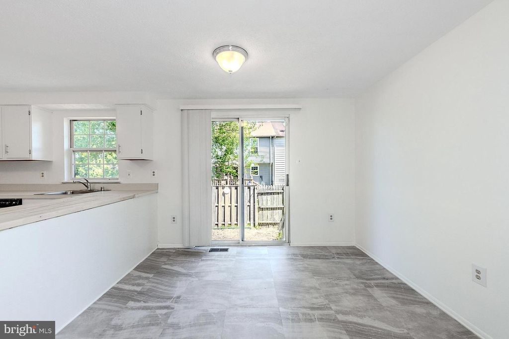 Image 10 of property listing at 18313 IVY OAK TER, Gaithersburg, MD 20877