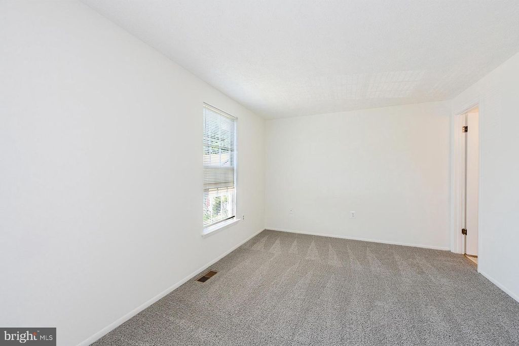 Image 13 of property listing at 18313 IVY OAK TER, Gaithersburg, MD 20877