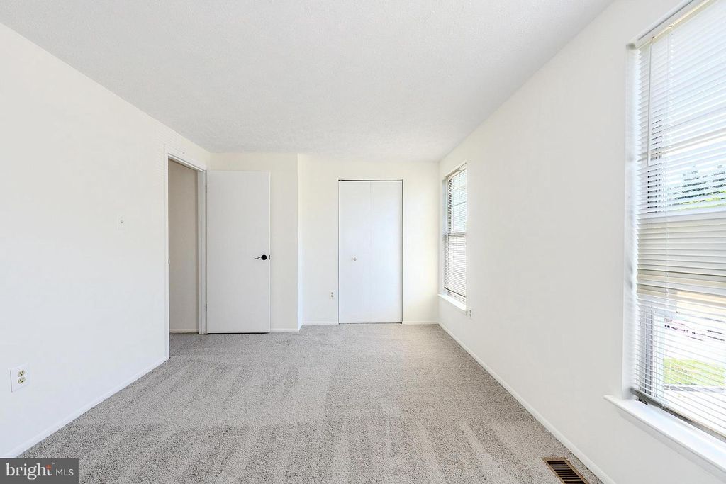Image 14 of property listing at 18313 IVY OAK TER, Gaithersburg, MD 20877