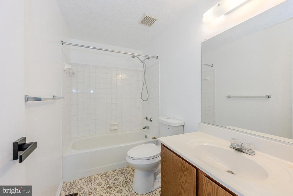 Image 15 of property listing at 18313 IVY OAK TER, Gaithersburg, MD 20877
