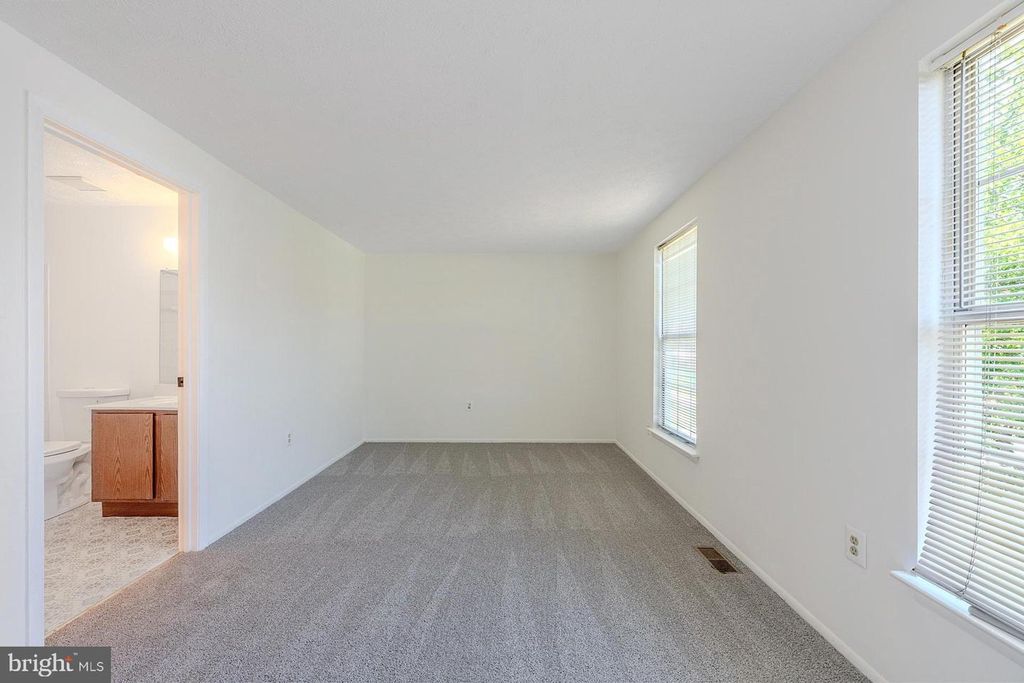 Image 16 of property listing at 18313 IVY OAK TER, Gaithersburg, MD 20877