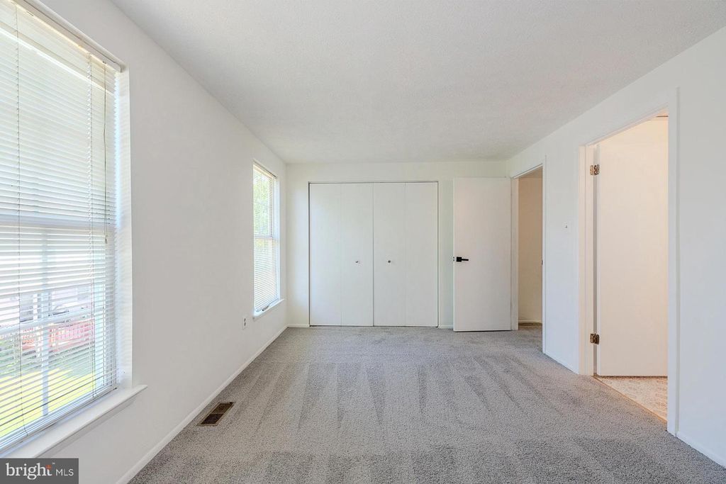 Image 17 of property listing at 18313 IVY OAK TER, Gaithersburg, MD 20877