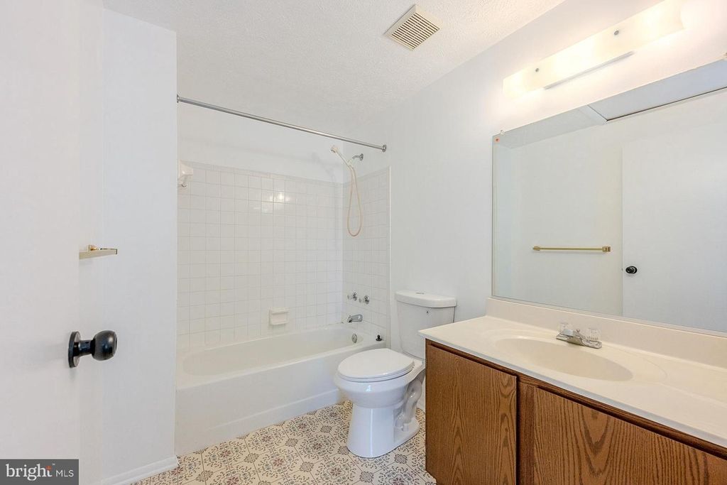 Image 18 of property listing at 18313 IVY OAK TER, Gaithersburg, MD 20877
