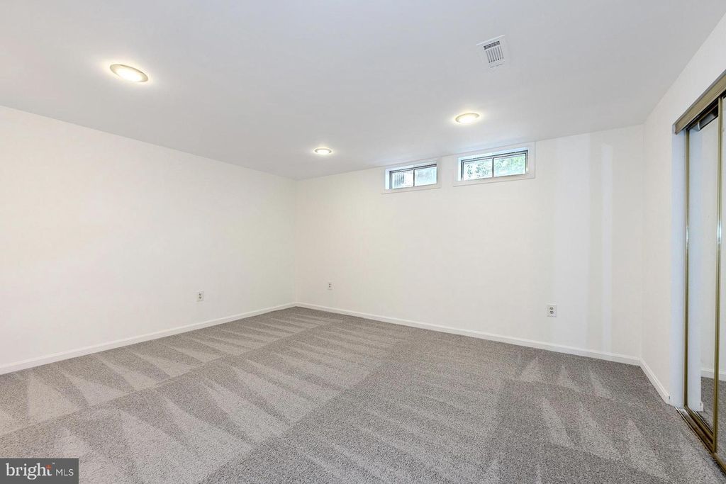 Image 19 of property listing at 18313 IVY OAK TER, Gaithersburg, MD 20877