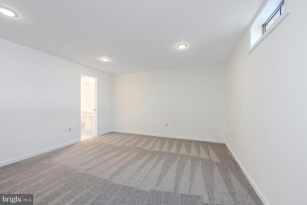 Image 20 of property listing at 18313 IVY OAK TER, Gaithersburg, MD 20877
