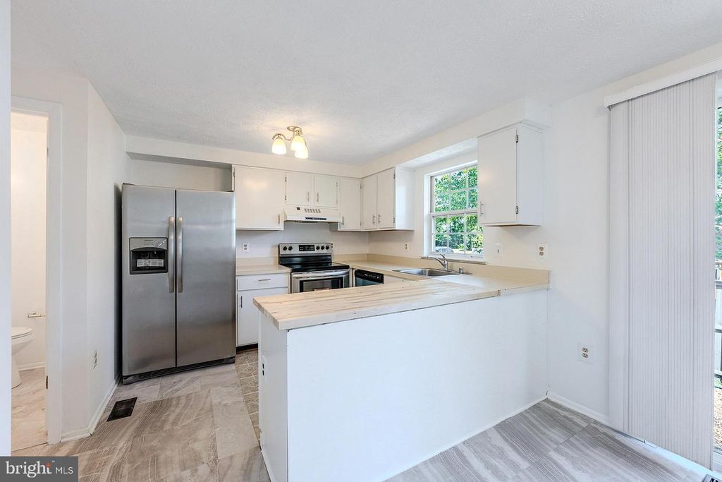 Image 7 of property listing at 18313 IVY OAK TER, Gaithersburg, MD 20877