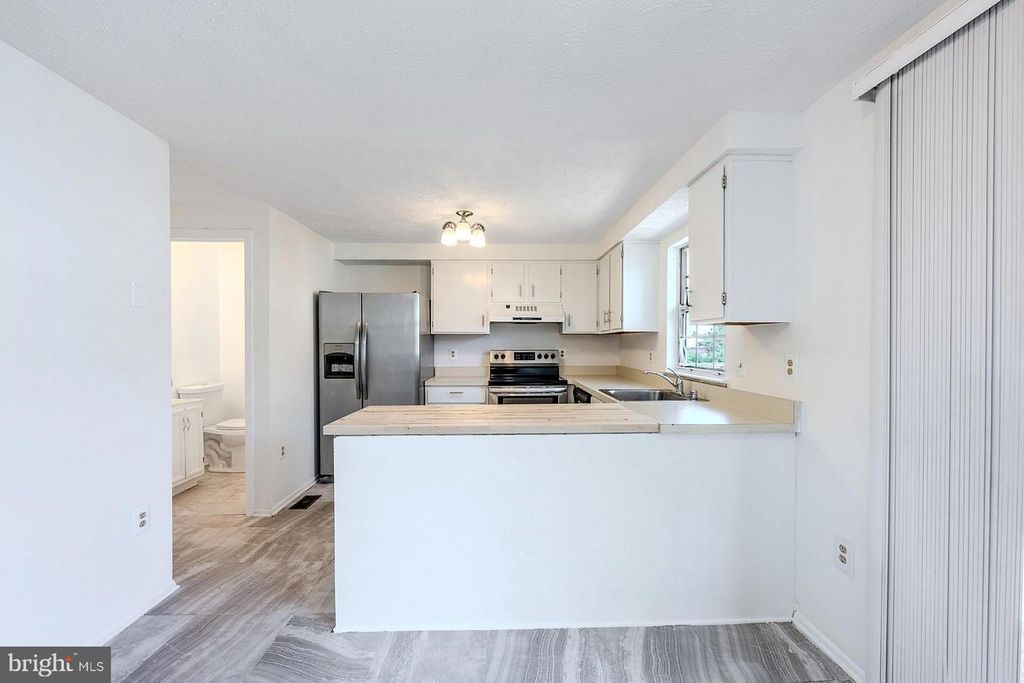 Image 8 of property listing at 18313 IVY OAK TER, Gaithersburg, MD 20877