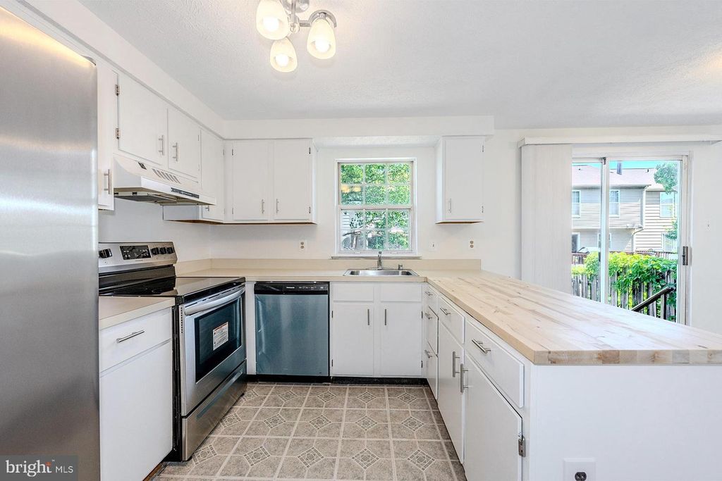 Image 9 of property listing at 18313 IVY OAK TER, Gaithersburg, MD 20877