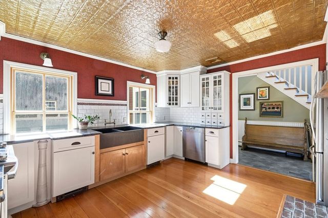 93 Chestnut St, Easton, MA 02356