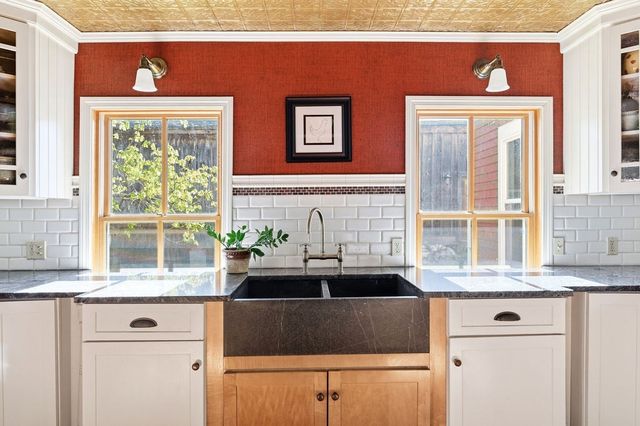 93 Chestnut St, Easton, MA 02356