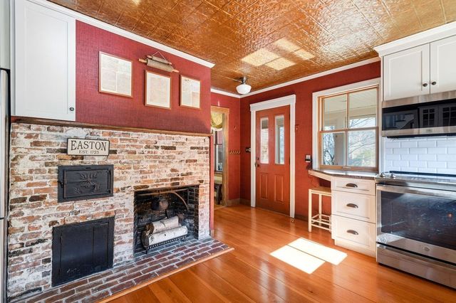 93 Chestnut St, Easton, MA 02356