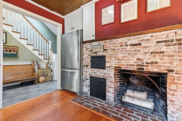 93 Chestnut St, Easton, MA 02356