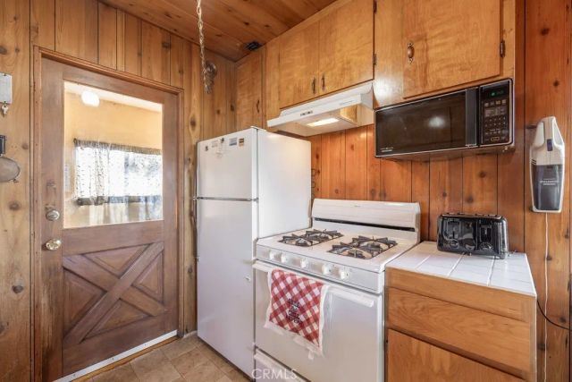 533 Villa Grove, Big Bear City, CA 92314