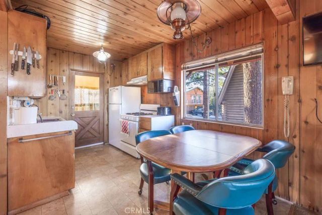 533 Villa Grove, Big Bear City, CA 92314