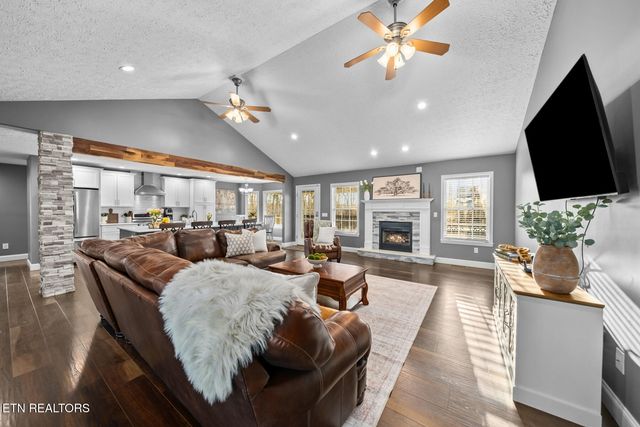 1378 POW Camp Rd, Crossville, TN 38572