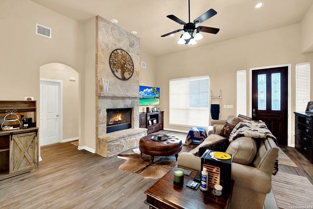 101 Hickory Run, La Vernia, TX 78121