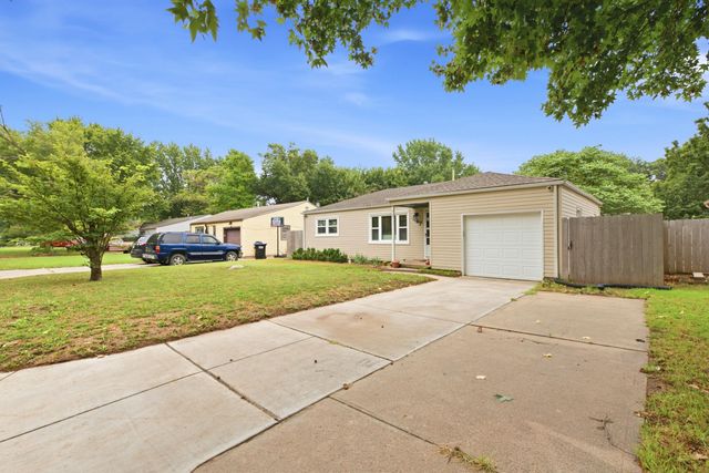 347 W 4th St, Haysville, KS 67060