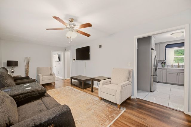 347 W 4th St, Haysville, KS 67060