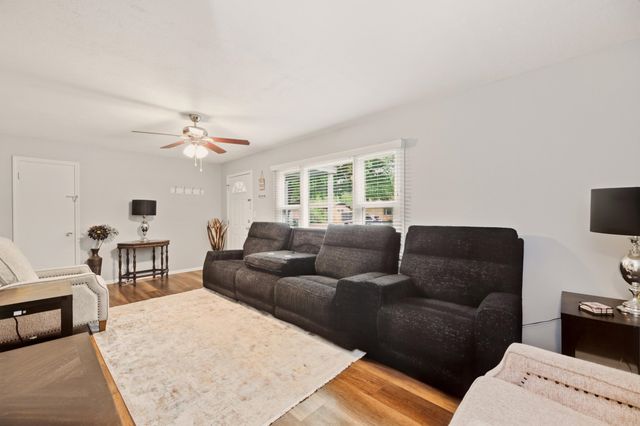 347 W 4th St, Haysville, KS 67060