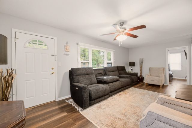 347 W 4th St, Haysville, KS 67060
