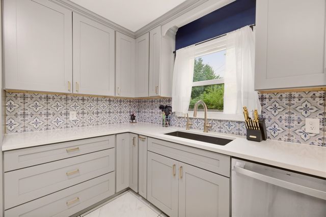 347 W 4th St, Haysville, KS 67060