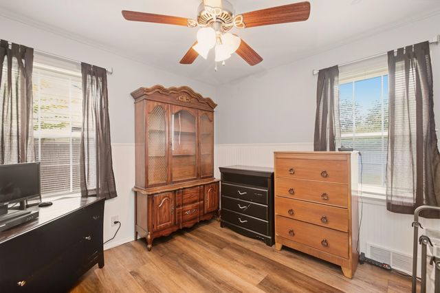 347 W 4th St, Haysville, KS 67060
