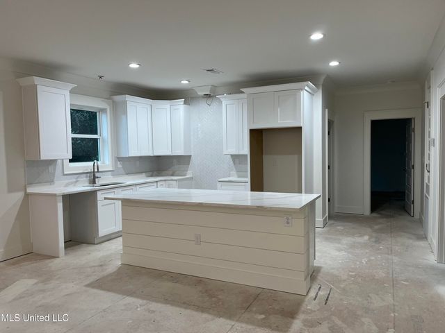 209 Henderson Avenue, Pass Christian, MS 39571