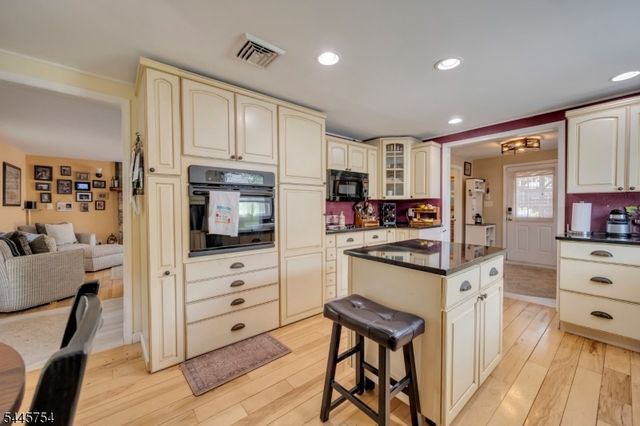 26 Mackenzie Rd, Hampton Boro, NJ 08827