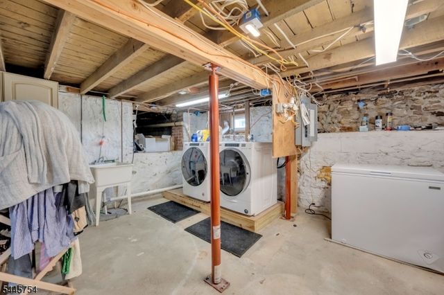 26 Mackenzie Rd, Hampton Boro, NJ 08827
