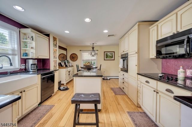 26 Mackenzie Rd, Hampton Boro, NJ 08827