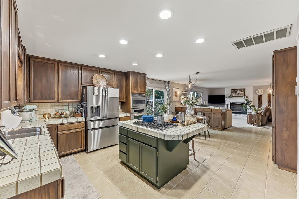 Image 8 of property listing at 2133 S 10th, Los Banos, CA 93636