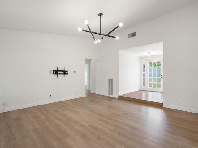 6902 Meadow RUN, Austin, TX 78745