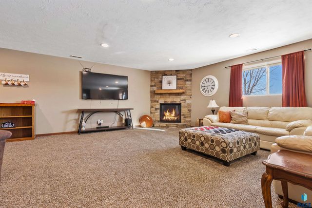 1100 S Maria Ave Avenue, Sioux Falls, SD 57106