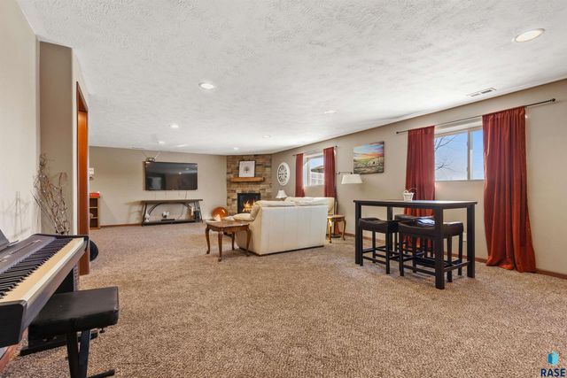 1100 S Maria Ave Avenue, Sioux Falls, SD 57106