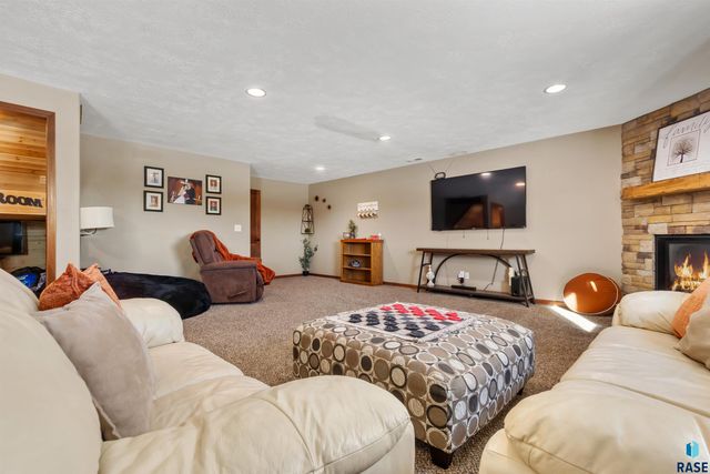 1100 S Maria Ave Avenue, Sioux Falls, SD 57106