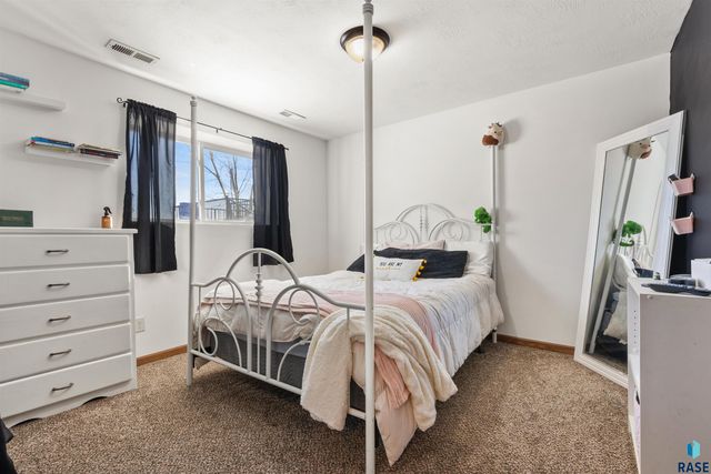 1100 S Maria Ave Avenue, Sioux Falls, SD 57106