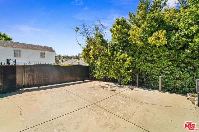 2402 Hollyridge Drive, Los Angeles, CA 90068