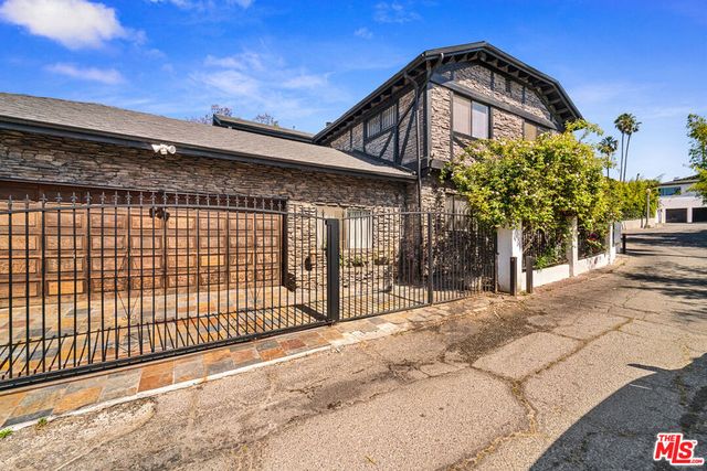 2402 Hollyridge Drive, Los Angeles, CA 90068