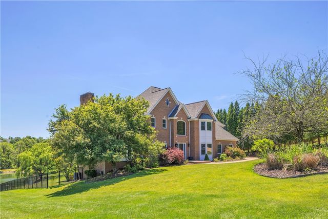 7 Hawthorne Ln, Penn Twp, PA 15642
