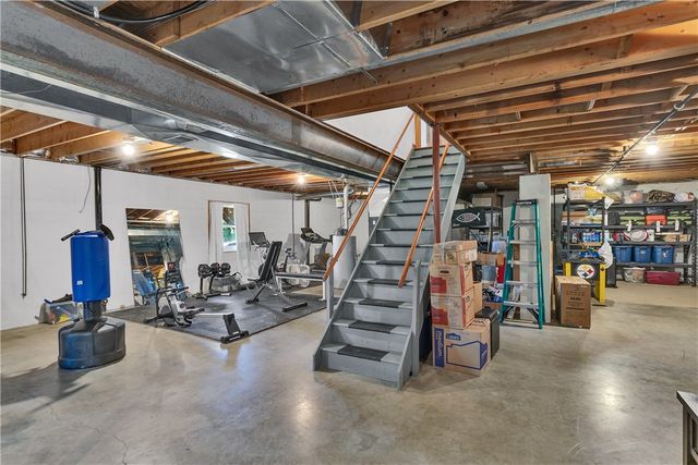 7 Hawthorne Ln, Penn Twp, PA 15642