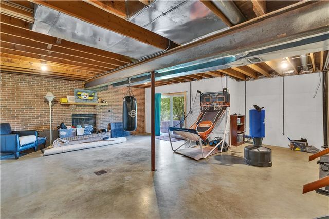 7 Hawthorne Ln, Penn Twp, PA 15642