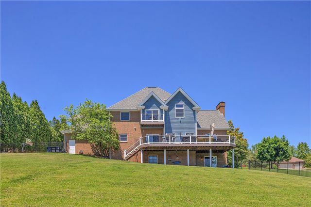 7 Hawthorne Ln, Penn Twp, PA 15642