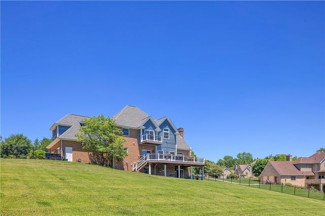 7 Hawthorne Ln, Penn Twp, PA 15642