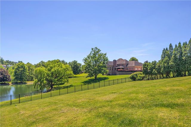 7 Hawthorne Ln, Penn Twp, PA 15642