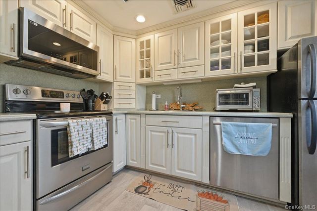 1085 Sipp Avenue, Medford, NY 11763