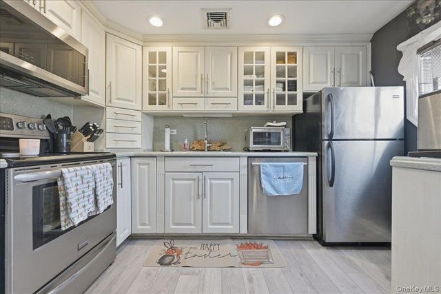 1085 Sipp Avenue, Medford, NY 11763